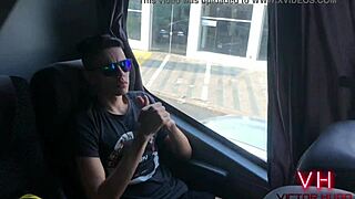 Mijando no banheiro do �nibus - victor hugo.