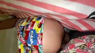 Me hago la paja detras de mi hermanastra mientras ella ordena le digo que me debe obedecer por que yo soy el hombre dialogos en espa�ol