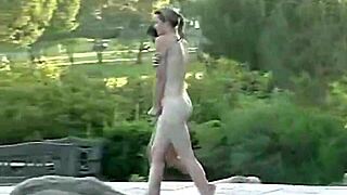 Chloe 18 dostáva olizovanie pičky od kamoša pri vodopádoch