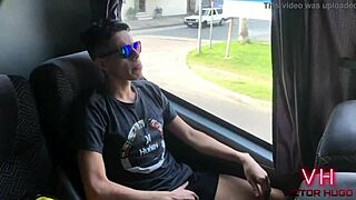 Mijando no banheiro do �nibus - victor hugo.