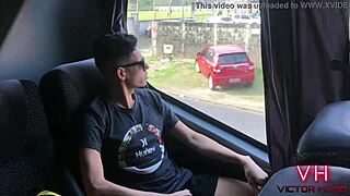 Mijando no banheiro do �nibus - victor hugo.