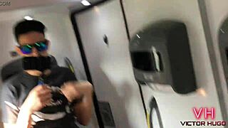 Mijando no banheiro do �nibus - victor hugo.