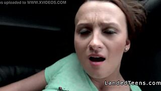 Přirozená busty teen 18+ jezdí na obrovském ptákovi v veřejném autě