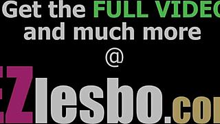 可爱女同性恋18+少女在宿舍找到力量。