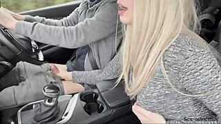 Fantastisk håndjobb mens kjøring, stor last cum spising cum lek.