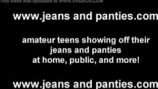 Kleine Celine Plaatst in Strakke Jeans Terwijl Ze Haar Sexy Krommingen Toont