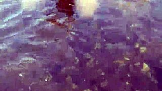 Morocha Exibicionista Se Baña En El Río Con Las Tetas Al Aire Y Se Toca