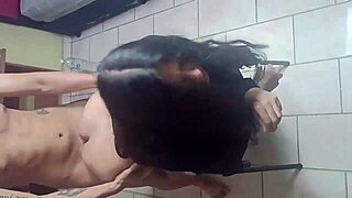 Pusken parasta ystävääni kovaa toimiston tuolissa!