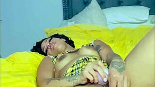 Kayyykitty cums on her ass!