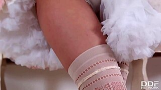 Brigitte si prstami dráždi oholenú pičku až k orgazmu!