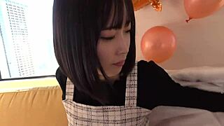 Γλυκιά Ιαπωνική ιντάμ καβαλάει χωρίς προφυλακτικό σαν επαγγελματίας με άγριες κινήσεις!