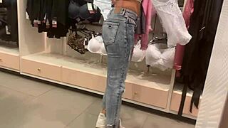 Ryzykowne Rżnięcie Koło Przebieralni z Tłumem Wokół