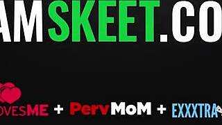 Allerta Shoplyfter! Magra rossa con occhiali si piega per perquisizione profonda!