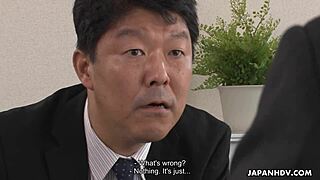 Сатоми Судзуки жестко кончает в офисной сцене бондажа!