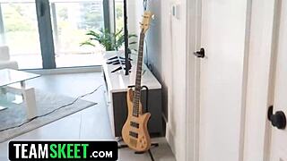 A francba, mostohatestvérek kinkyek lesznek mikor szülők elmennek - TeamSkeet Classics!