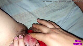 Moja 18-letna hermanastra me prosila, da jo vzamem z rdečimi hlačkami; prikazala mi je vse!