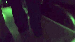 mujer excitada en publico tocandose parece que le gusta mucho