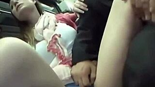 mujer excitada en publico tocandose parece que le gusta mucho