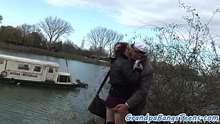 Дедушка трахает пышногрудую европеечку раком!