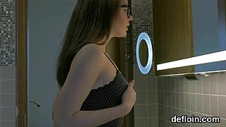 Uau! Adolescente Sensual Estica Bucetinha Apertada Pra Desvirginamento!