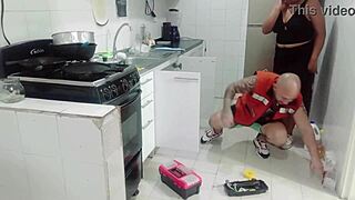 plomero termina siendo seducido por su patrona al pasar al lado de el mostrando su enorme culo