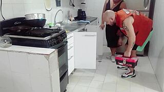 plomero termina siendo seducido por su patrona al pasar al lado de el mostrando su enorme culo