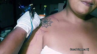 grazy sapeca gets tattoo without panties, showing off to artist