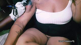grazy sapeca gets tattoo without panties, showing off to artist