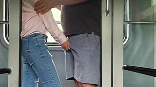 모르는 여자가 기차에서 내 자지 만져. 화장실에서 자위해.