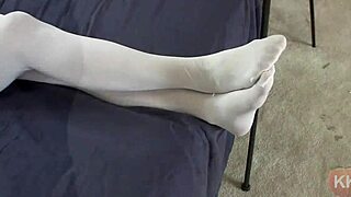 Miltä tuntuu hänen sukkahousu-jalkahomma?