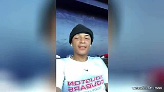 Girlfriend gives car blowjob?