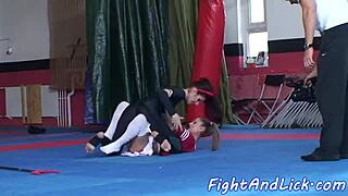 छोटे बूब्स वाली बेब लेस्बियन रेसलिंग मैच में हावी हो जाती है