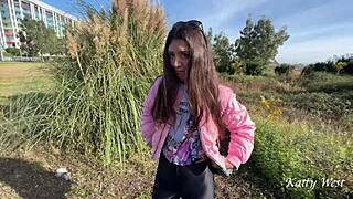 Liten blond søtbit håndterer massiv kuk ivrig