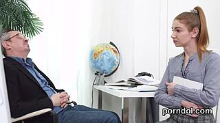 क्यूट कॉलेज गर्ल को सीनियर टीचर ने ठोक दिया?