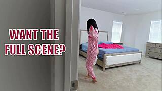 Лятно трийсам лупи кльощавата азиатка тийн със стъпсистерка и най-добрата