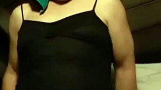 Rossa travesti cantando sexy, what a tease