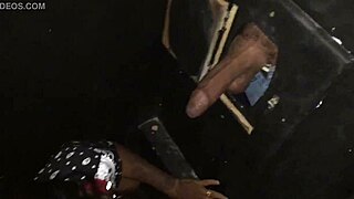 fui no swing e botei a novinha de 18 aninhos para chupar meu pau no glory hole ela bebeu o leite todinho