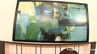 Táto chudá tínedžerka 18+ sa hrá s hračkami a dostáva výstrek