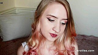 Aurora se mete los dedos en su coño depilado y agujero apretado de forma íntima