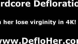 Sexy Nara Mongolka, panenská mladá 18+, se snaží masturbovat k orgasmu ve sprše s hlavicí během rozhovoru