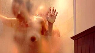 vợ ẹp bị ịt trong phòng tắm