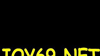 Soolokaunotar sormettaa makeaa kohtaaan