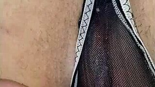 Мокрая киска промочила крошечные стринги на крупном плане