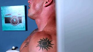 Musculoso deportista chupa a un amateur hambriento