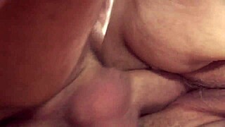 Поймал свою старую мачеху, как она ласкает себя игрушками в мокрой киске