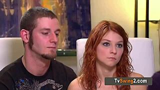 Zamenske pare zadovoljujejo vročo blondinko MILF v skupinskem seksu