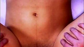 la estudiante de arte disfrutó de una sesión de pintura con su compañero de clase en su apartamento que se convirtió en una sesión de pasión