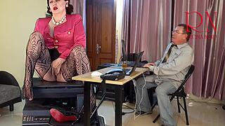 Velikanska sekretarka zapelje šefa s svojo muco