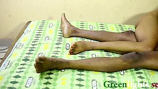 vau, fant moje pastorke me jebe, medtem ko ona spi zraven!