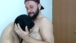 Ursinho começou chupando meu rabo e terminou me fodendo